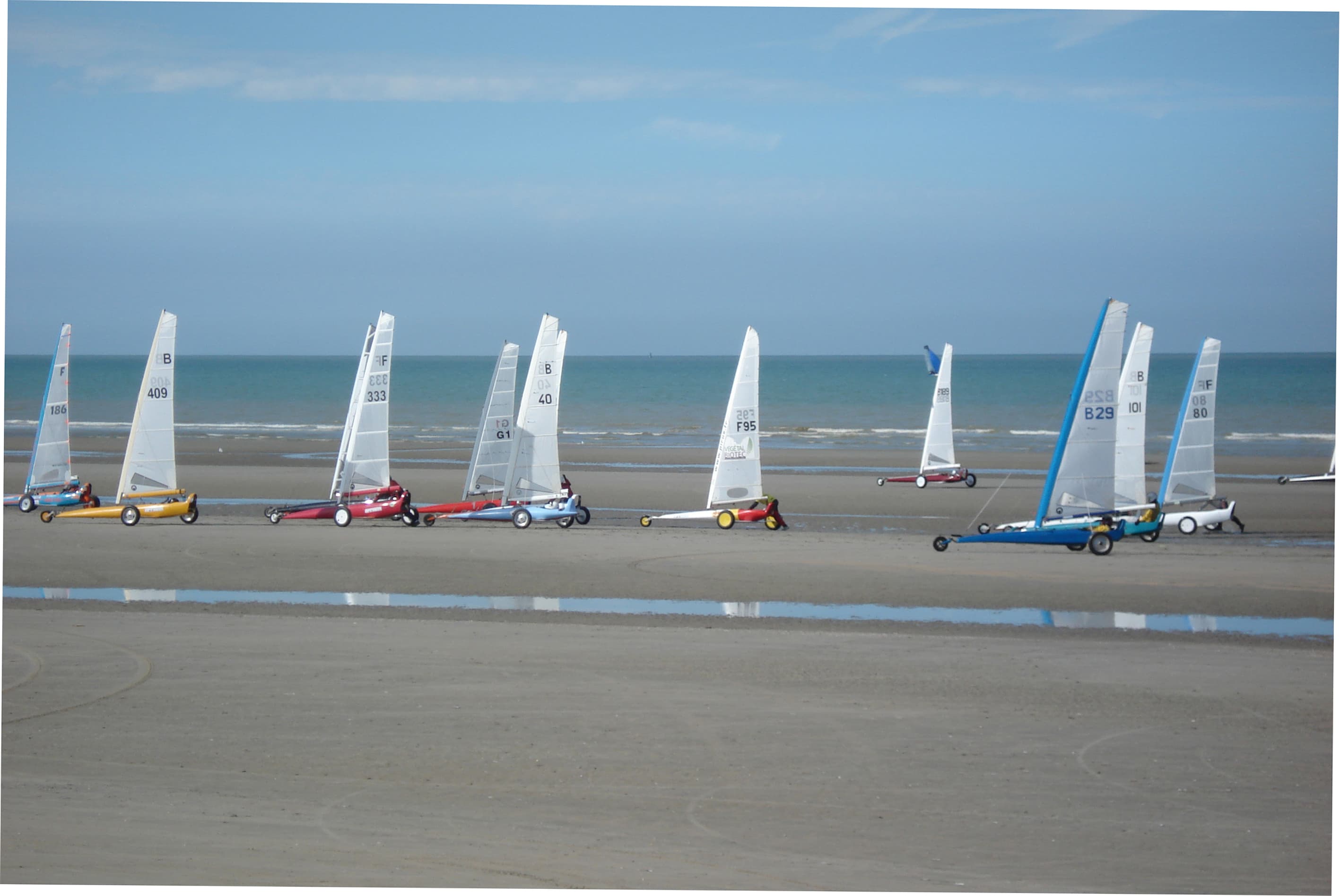 Voile de plage sur la large plage